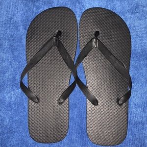 NWOT Unisex black flip flops, Size 11.5